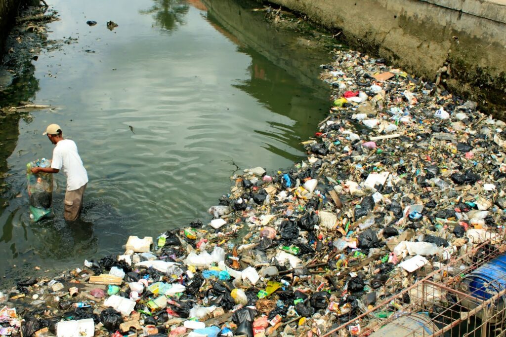 Banjir kilat di kawasan perumahan akibat longkang tersumbat dengan sampah