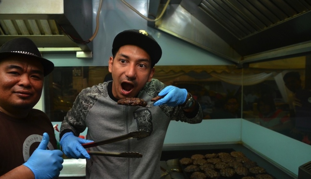 Zizan Razak bersama produk burger tempatan di restorannya