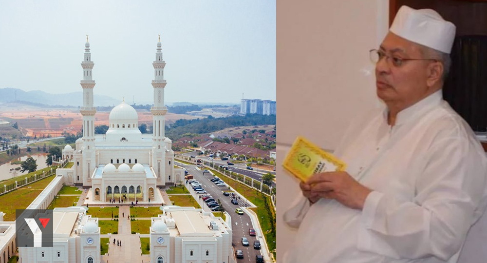 Pandangan luar Masjid Sri Sendayan yang indah dengan kubah dan menara.