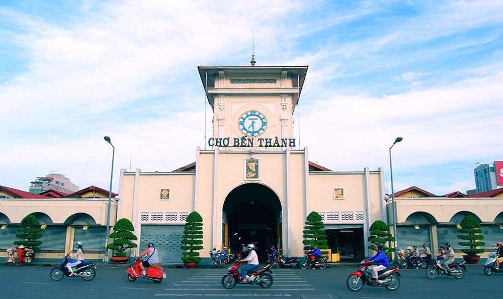 Pasar Ben Thanh di Vietnam dengan pelbagai gerai menjual kain dan barangan.