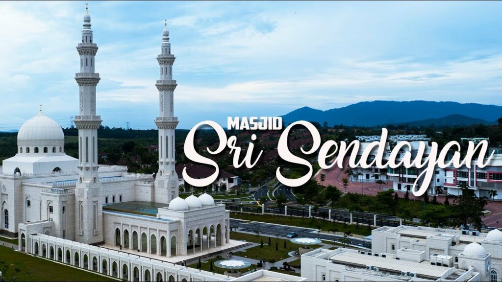 Pemandangan luar Masjid Sri Sendayan dengan reka bentuk senibina moden