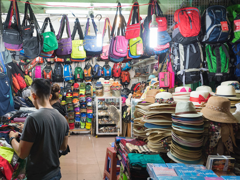 Pelbagai jenis bag sandang dan bagpack dijual di gerai membeli-belah.