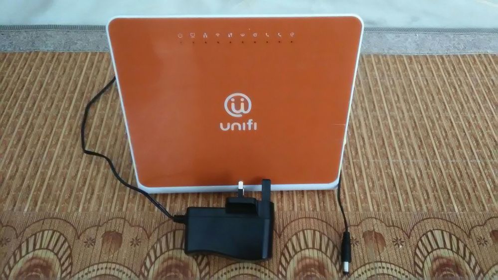 Gambar router Unifi dan langkah-langkah log masuk untuk menukar password wifi.