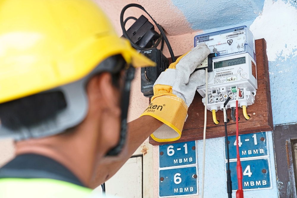 Paparan telefon pintar untuk pembayaran bil elektrik dalam talian