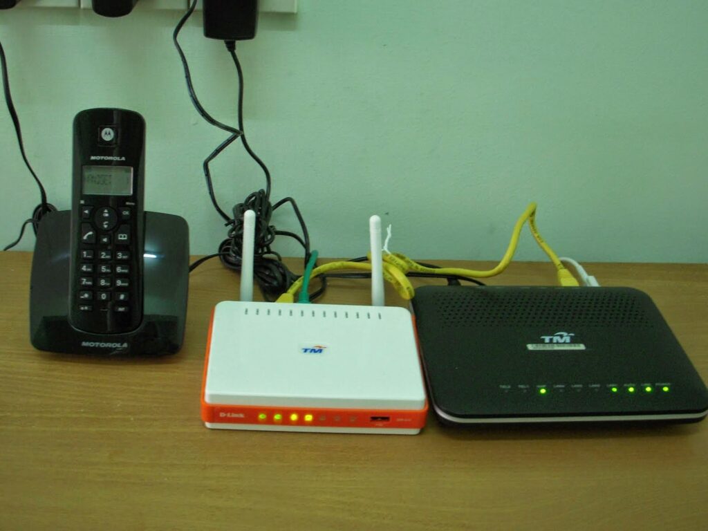 Peranti router unifi untuk sambungan wifi di rumah