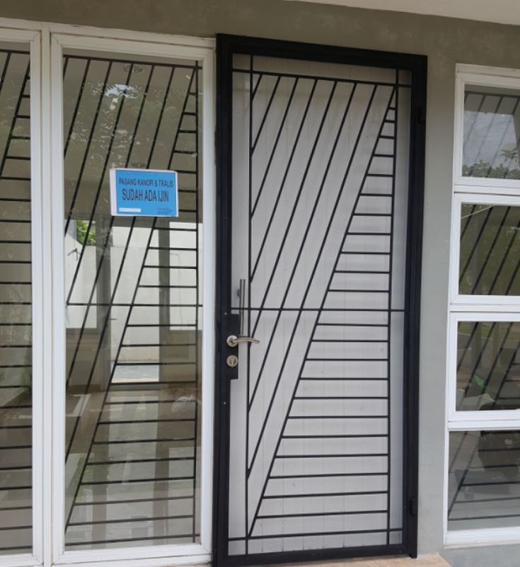 Grill keselamatan yang dipasang pada pintu rumah
