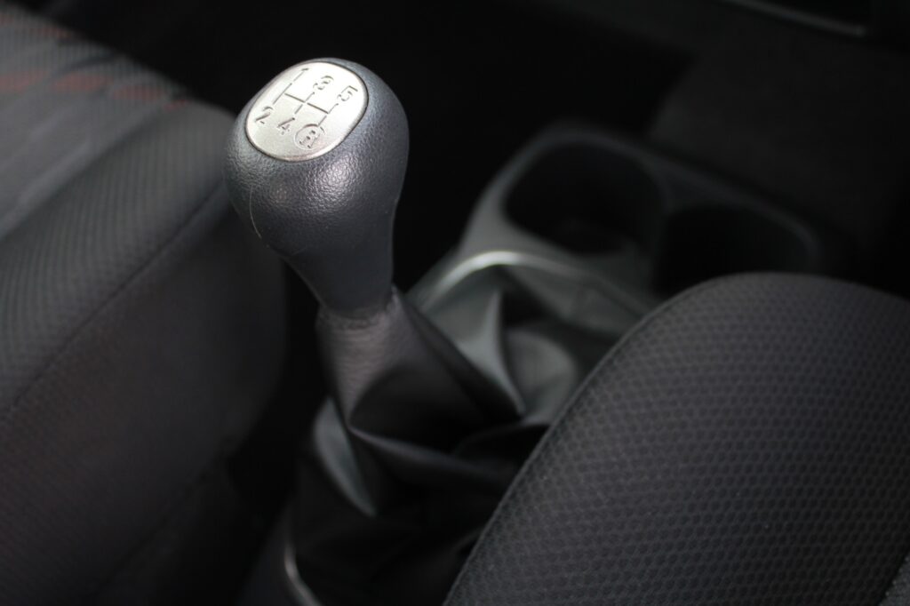 Pedal kereta manual dan tuas gear