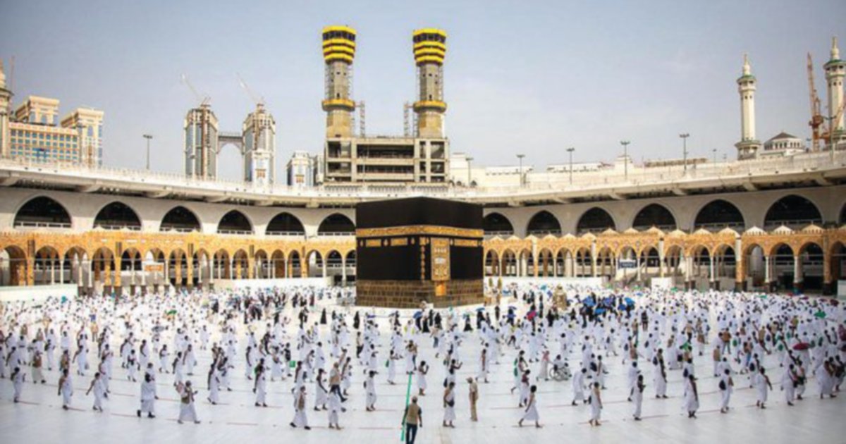 Gambar jemaah lelaki berihram melaksanakan umrah di Masjidil Haram.