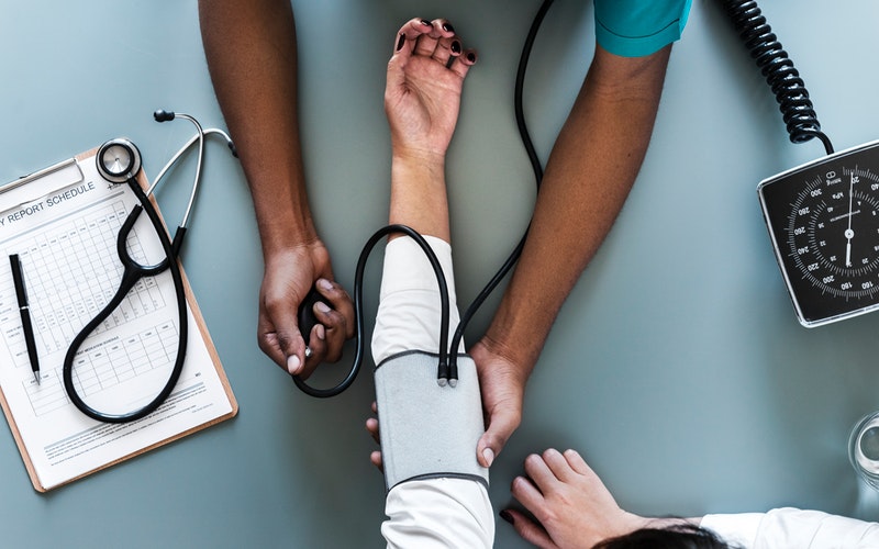 Pemeriksaan kesihatan oleh doktor kepada pesakit