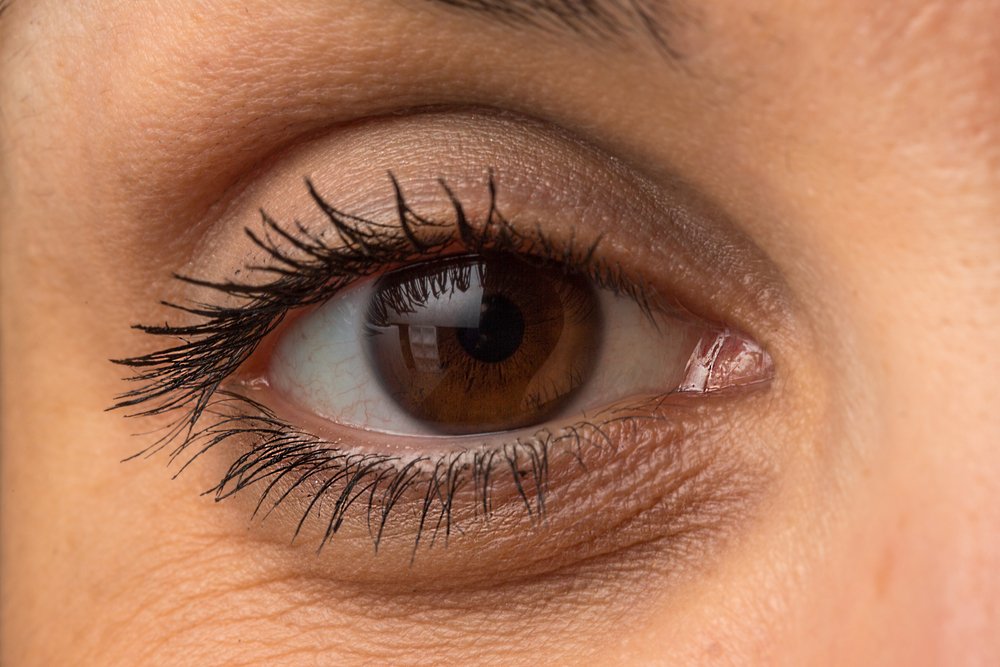 Wanita menyentuh kawasan bawah mata yang mempunyai eye bag