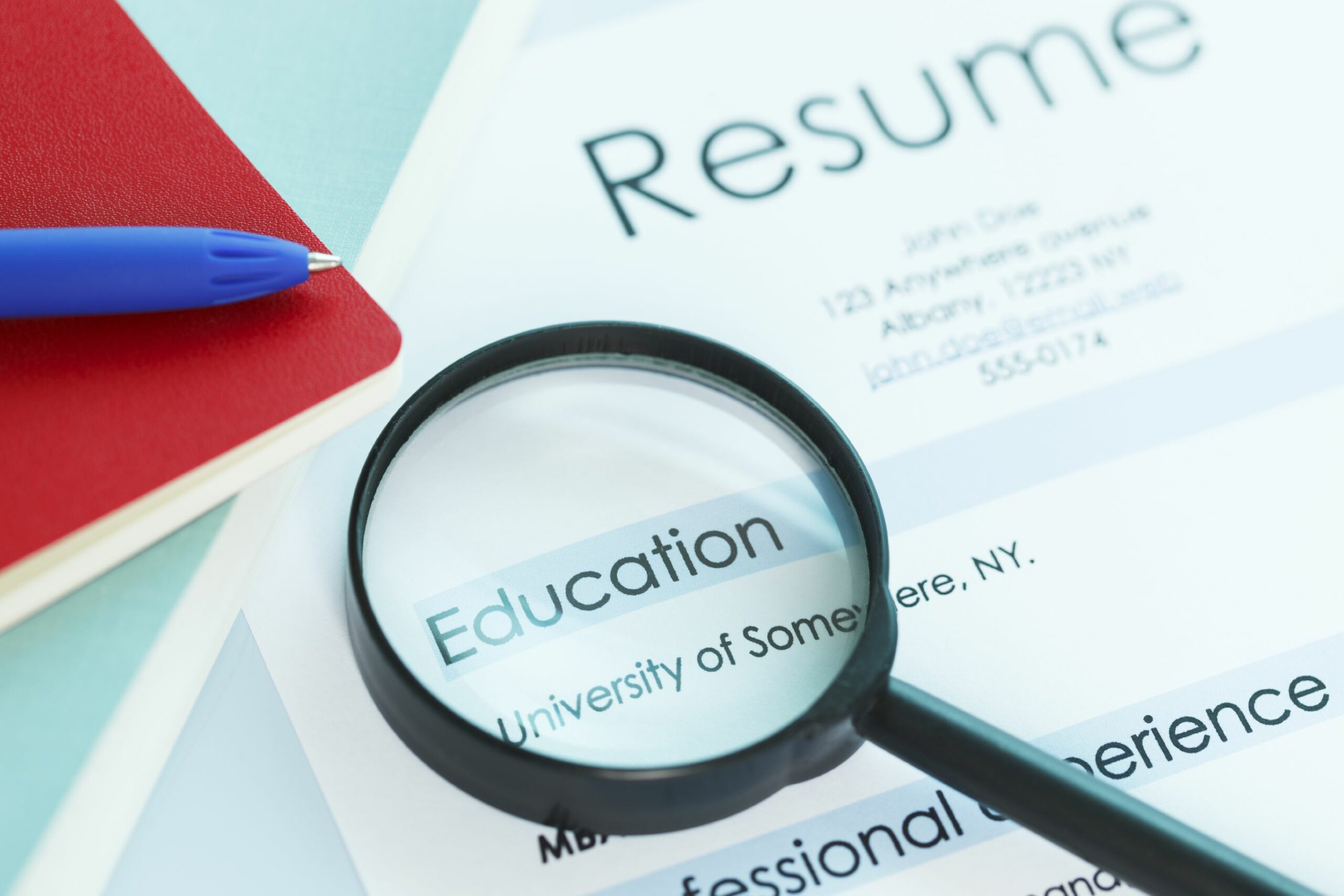Orang menaip resume di komputer riba untuk memohon pekerjaan