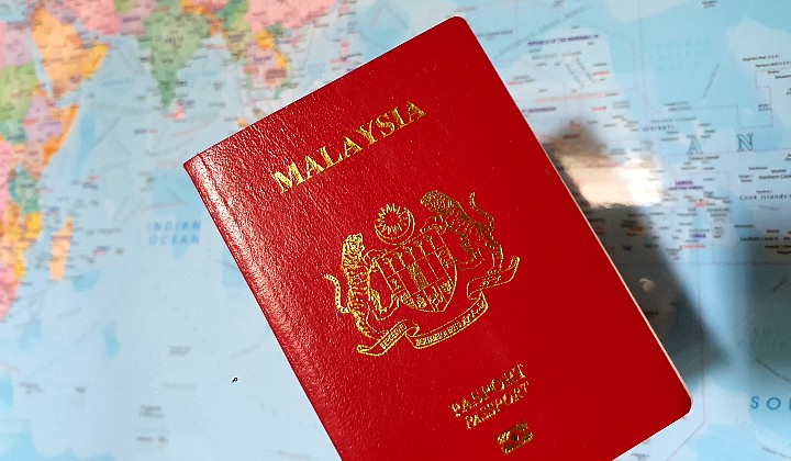 Pasport Malaysia dibuka menunjukkan halaman identiti pemegang