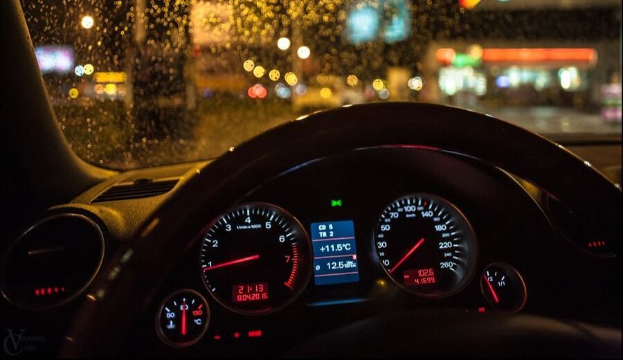 Pemandu memegang gear kereta manual di dalam kenderaan yang sedang bergerak.