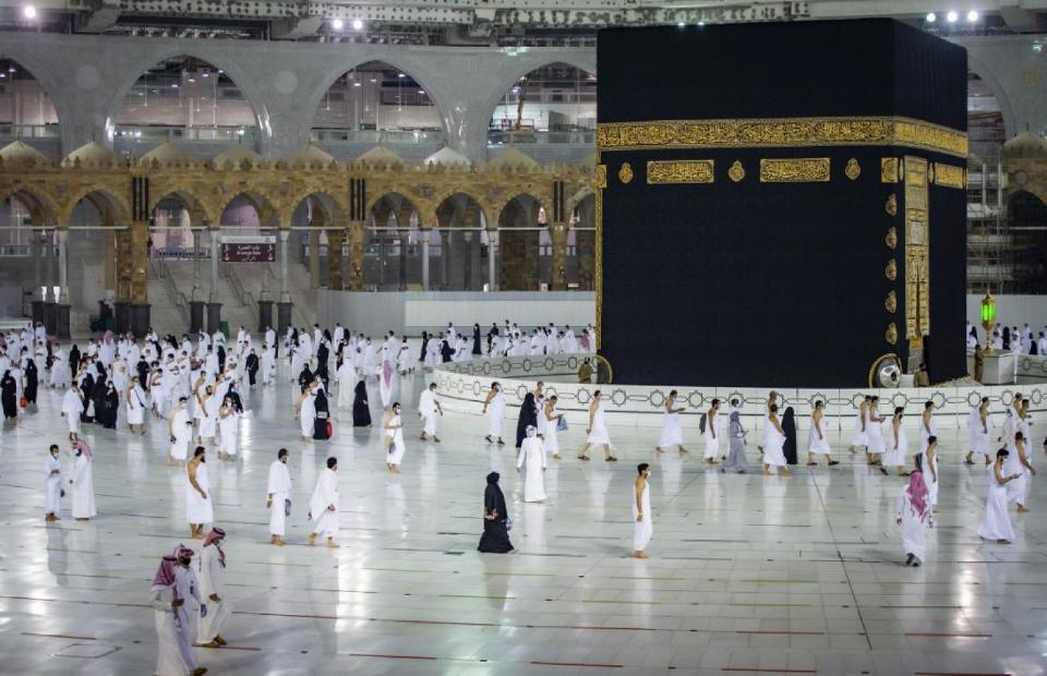 Gambar pasport dan jemaah umrah perempuan untuk panduan checklist keperluan umrah.