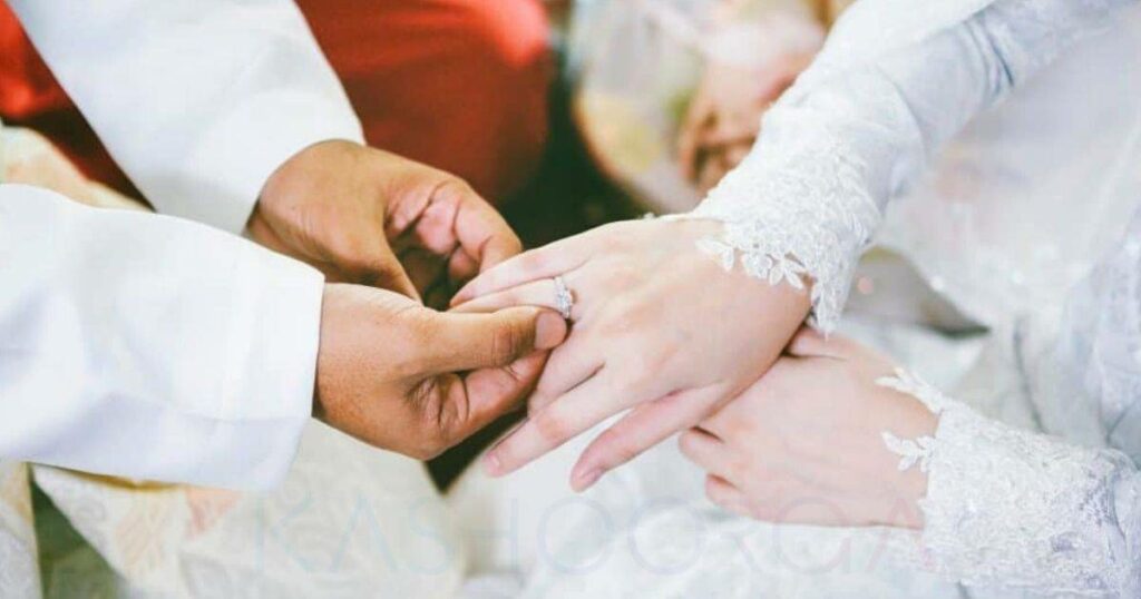 Pasangan pengantin baru merancang kewangan keluarga