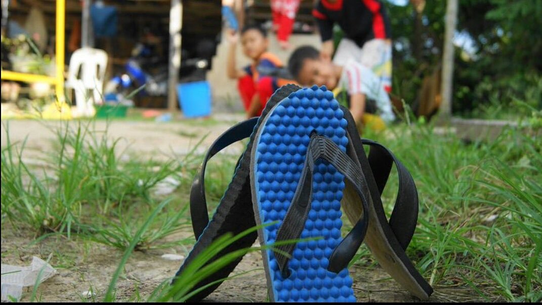 Gambar pelbagai permainan tradisional Melayu seperti gasing dan congkak yang mengundang nostalgia.