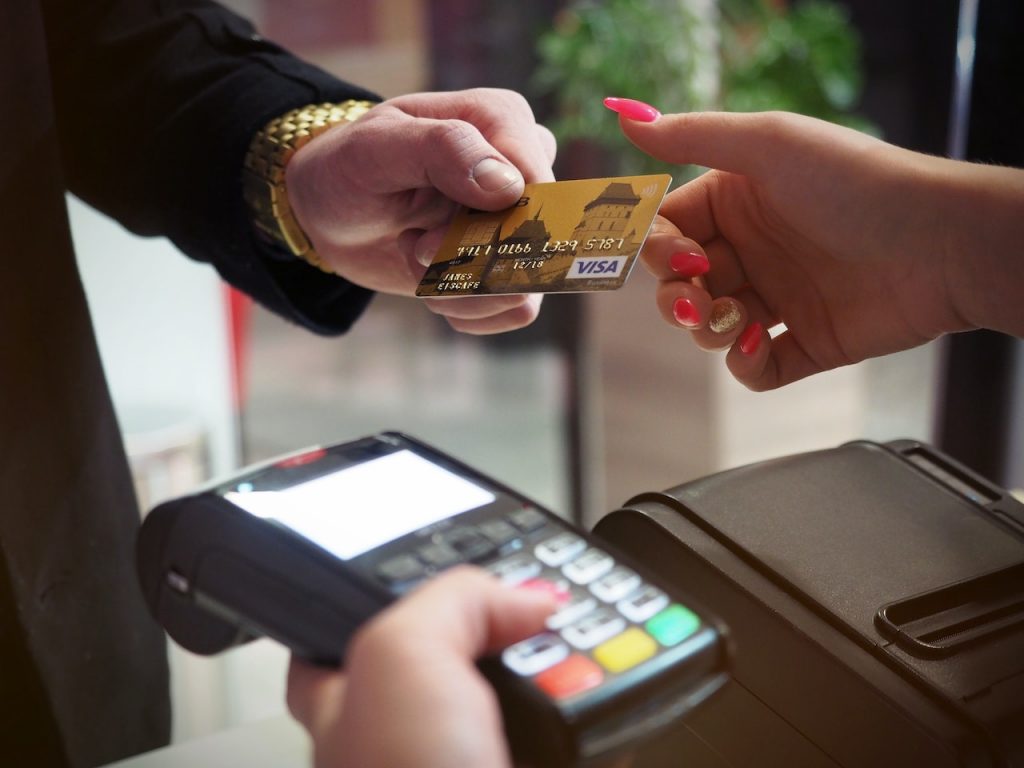 Tiga kaedah pembayaran: e-wallet, kad kredit, dan wang tunai untuk transaksi harian.