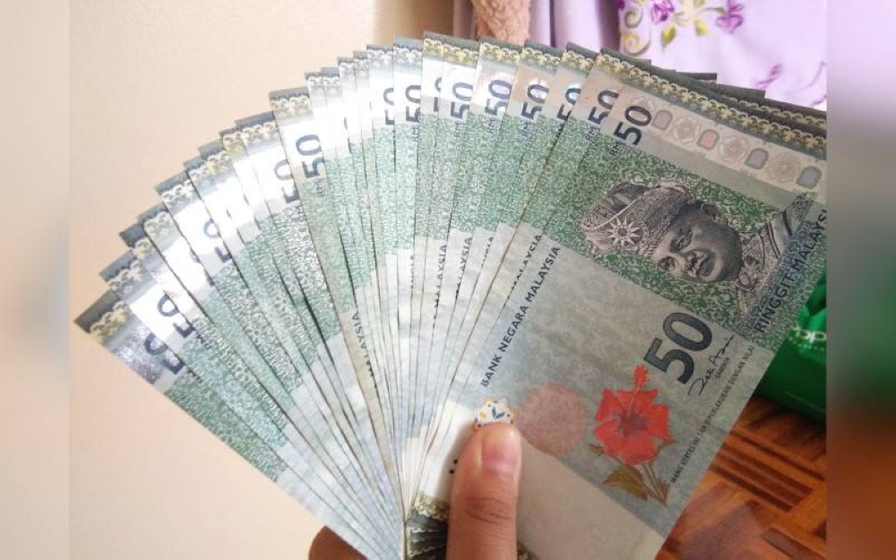 Gambar menunjukkan simbol kewangan dan duit syiling untuk mewakili pelbagai jenis pendapatan pasif.