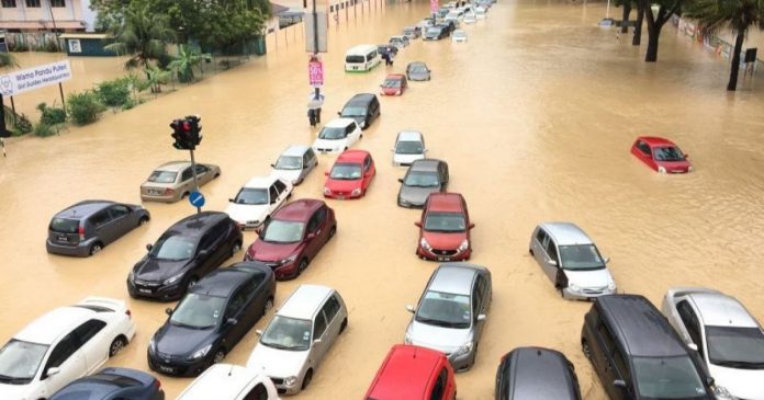Kereta terperangkap dalam banjir dan cara claim insurans.