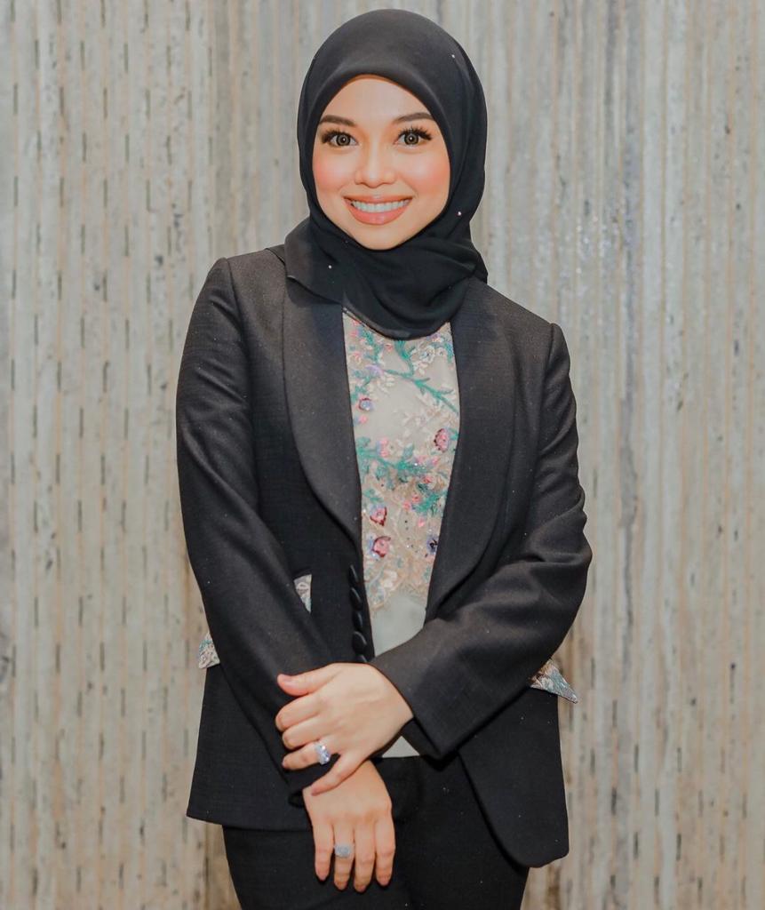 Gambar pasangan pengasas jenama fesyen Muslimah Leeyanarahman, Nur Liyana Abdul Rahman dan Muhammad Hafiz Abd Hamid.