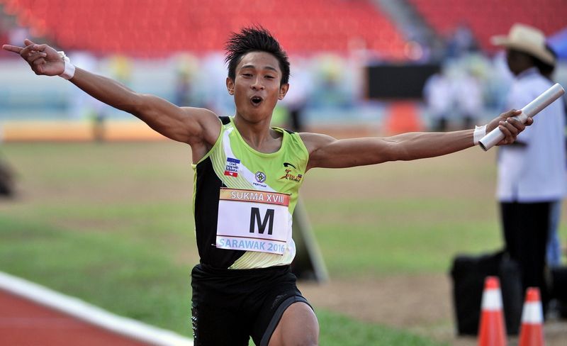 Hafiz Jantan berlari dalam acara lari berganti-ganti 4x100m