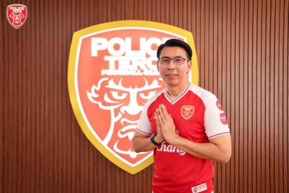 Tan Cheng Hoe ketika menerima anugerah jurulatih terbaik